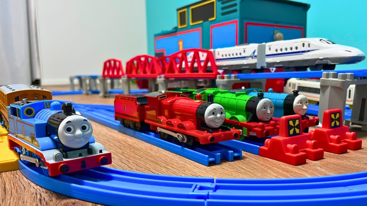 Plarail: Thomas & friends' train depot ☆ A multi-level layout with Japanese trains!