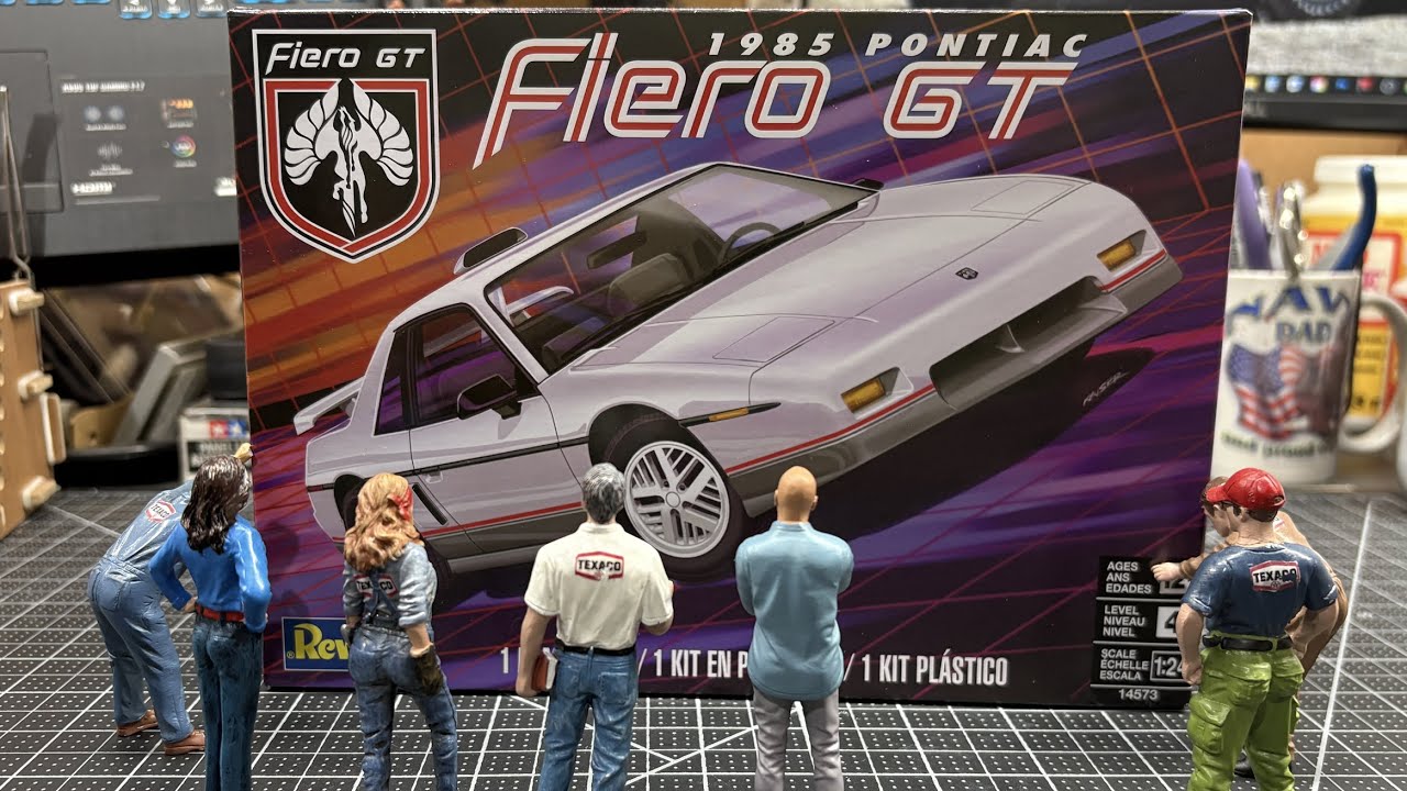 Распаковываем Pontiac Fiero GT 1985 года выпуска Revell. Какой потрясающий комплект!