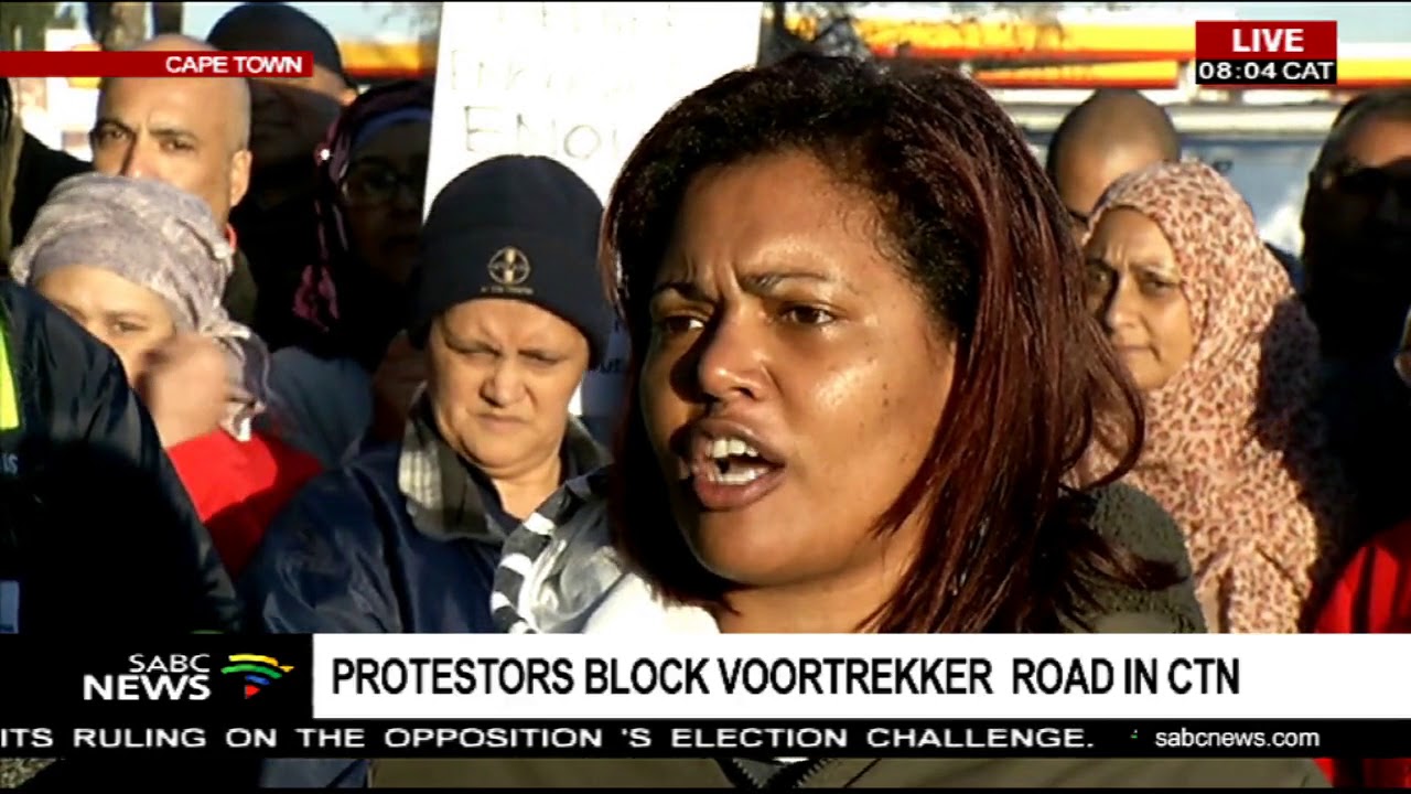 Protestors block Voortrekker  road in CTN