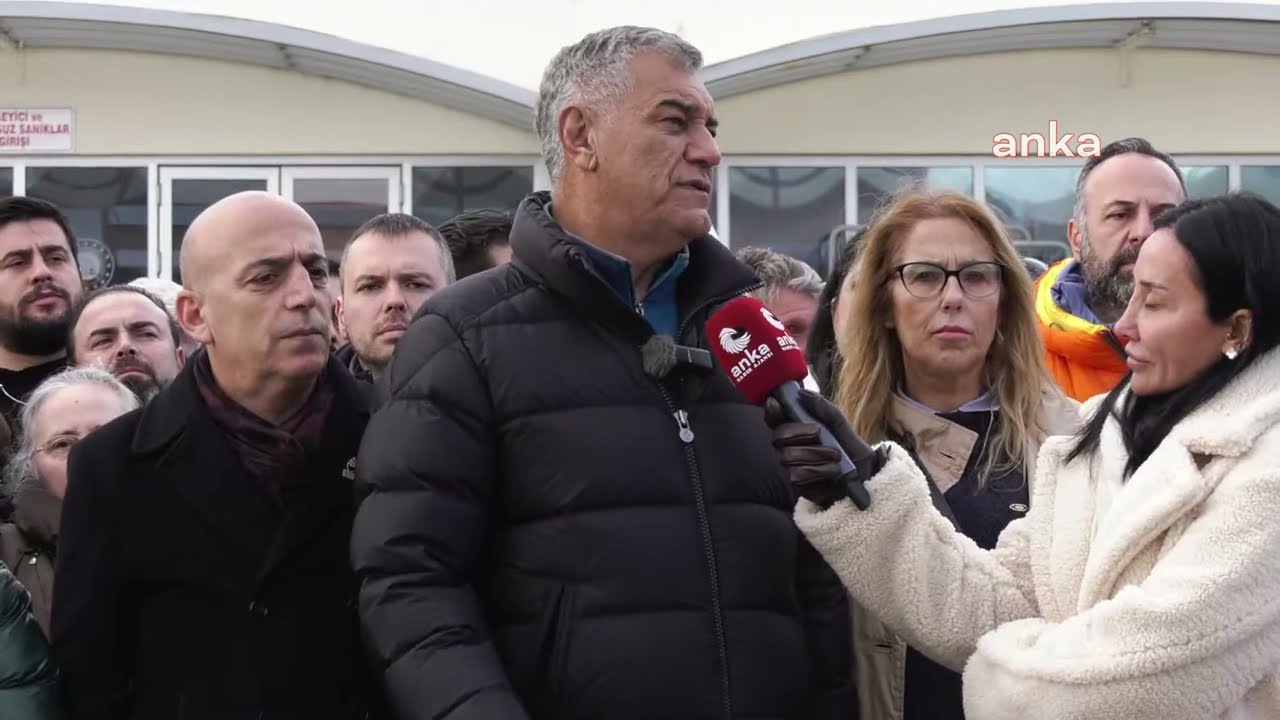 Zafer Partisi İstanbul İl Başkanı Hakan Akşit, Silivri Cezaevi önünde açıklama yapıyor