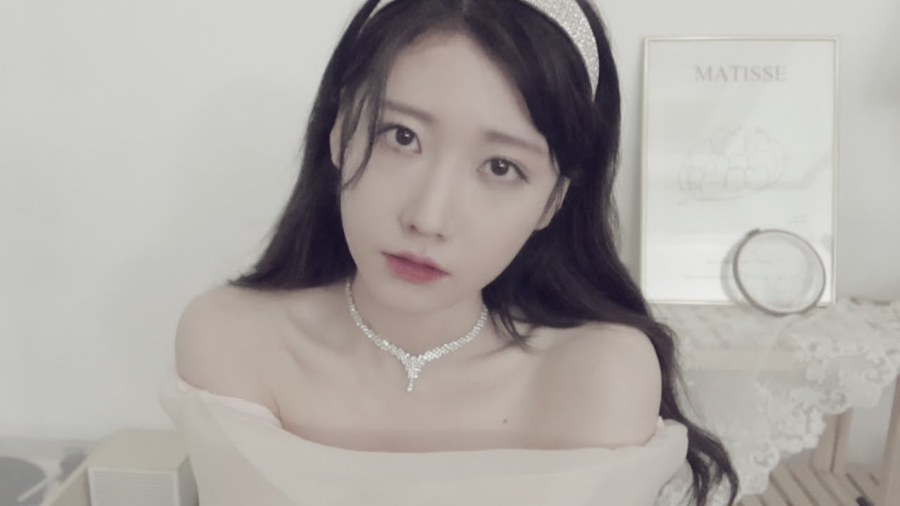 IU 아이유 -  Celebrity 셀러브리티 아이유 메이크업..?
