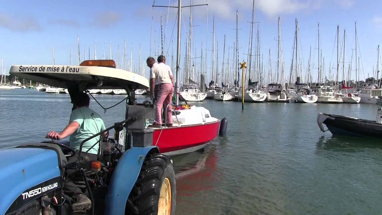 Mise a l'eau de Red Dingue par Port de Kerran