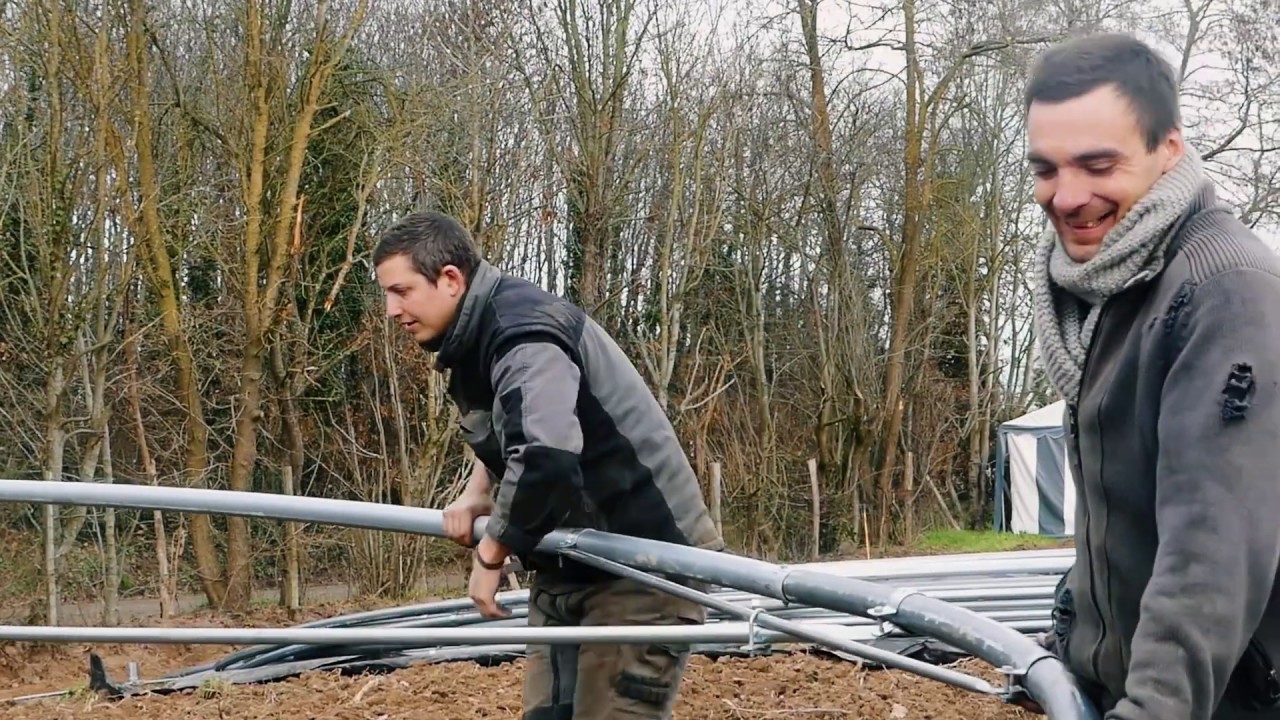 Le montage des tunnels - La ferme à cueillir