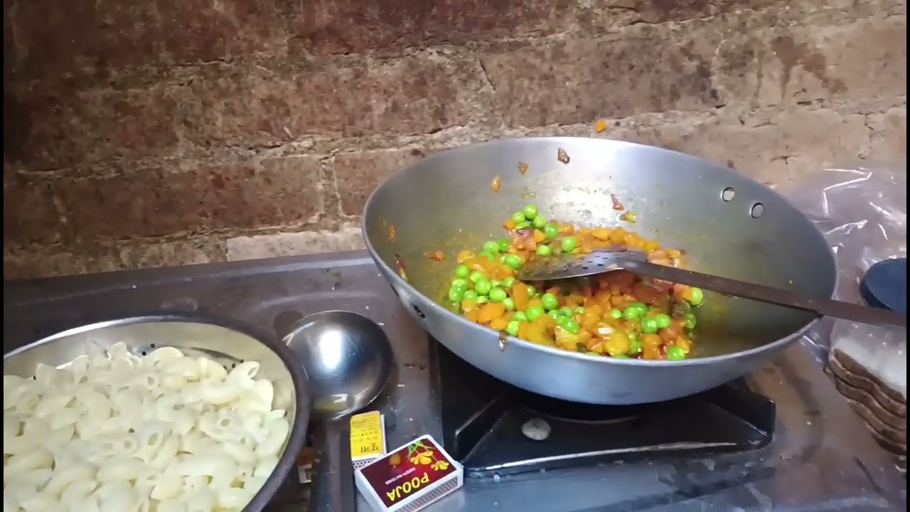 प्रीति भाभी बच्चों का नाश्ता लग रही#video #funny #ekmotahathighumechala 🙏🥹