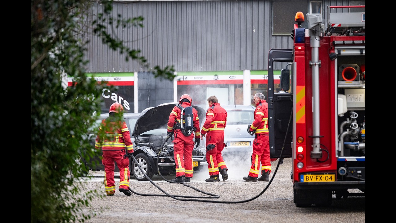 Autobrand bij garagebedrijf in Sappemeer; 'medewerkers duwen brandende auto naar buiten'