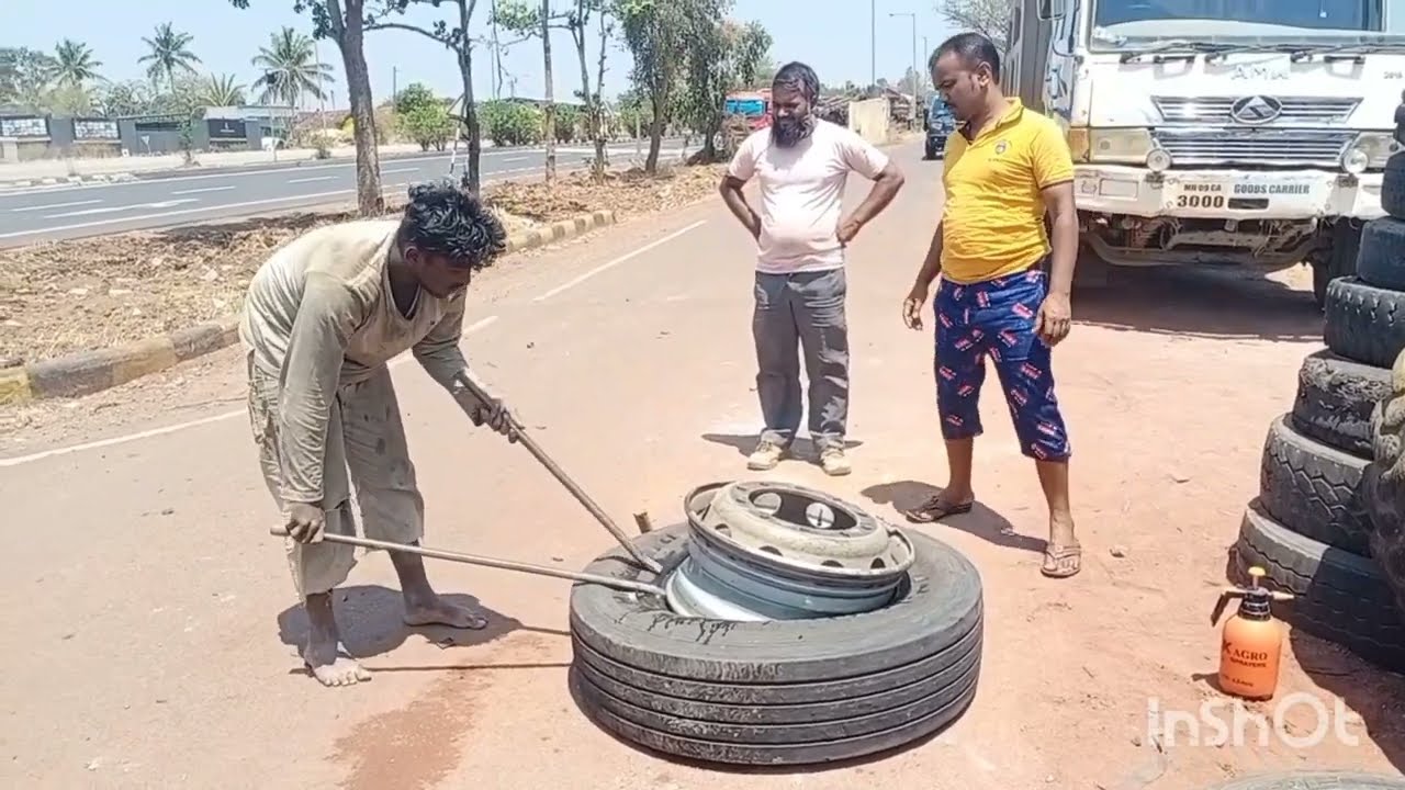 truck 295/80 R 20 tubeless tyre puncture video in Hindi