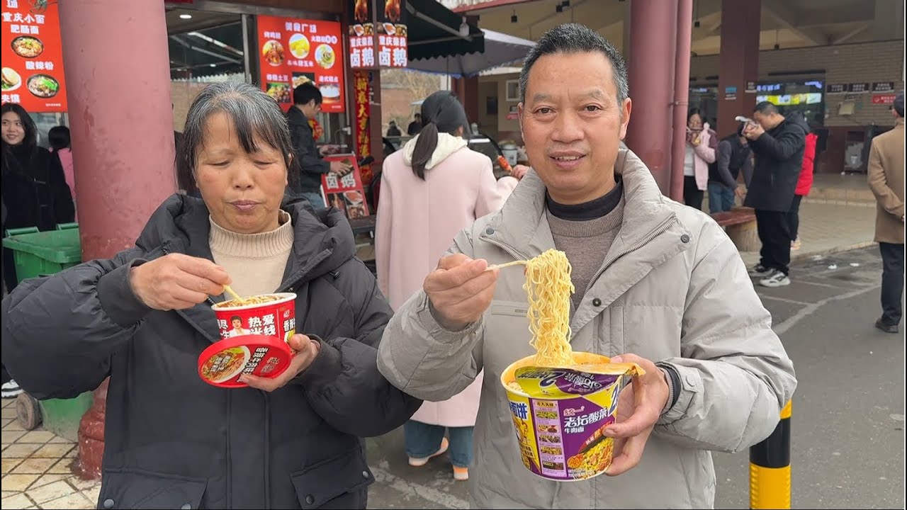 开车回达州，路上吃2桶泡面，有钱没钱回家过年
