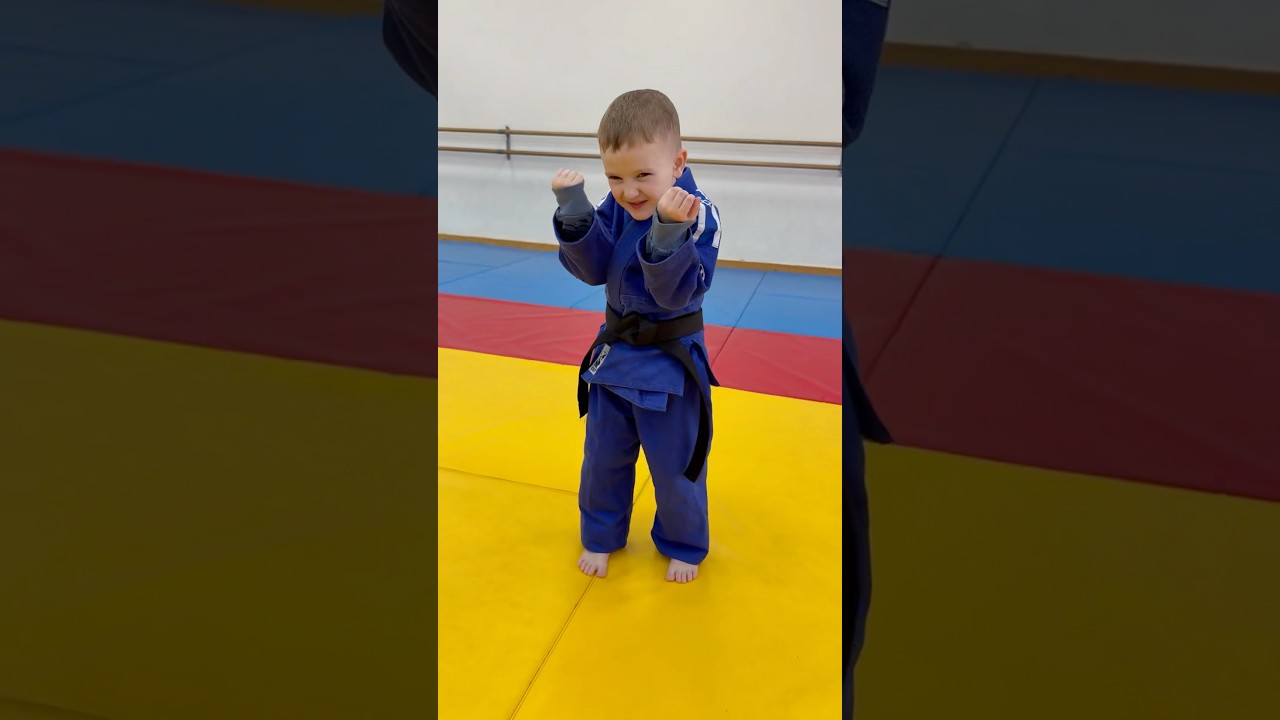 Baby judo fight 4 years old - boy vs girl