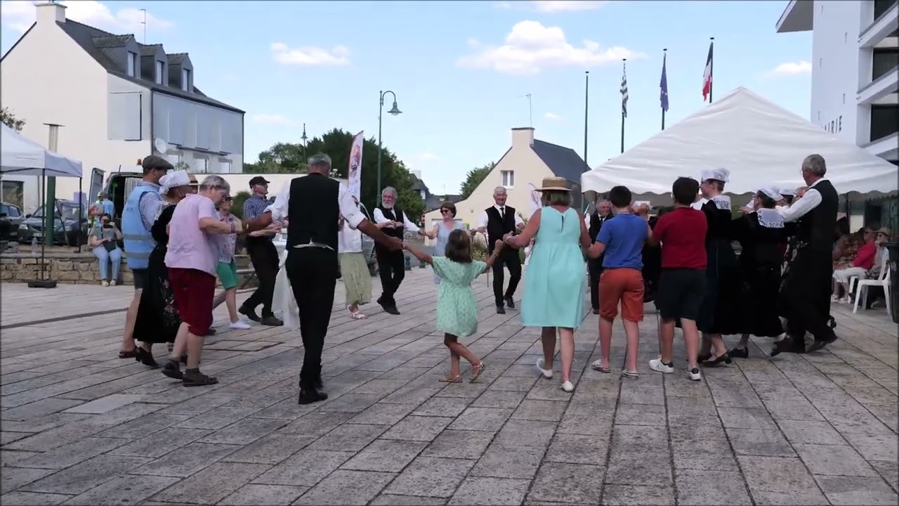 Troménie de Ste Anne avec les danseurs de Korollerion Baden - 12 juillet 2025