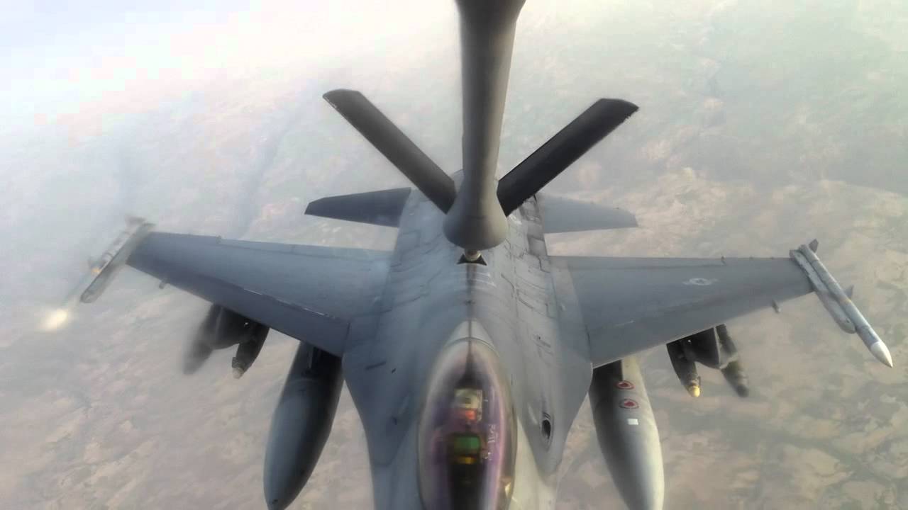 f-16 shows off some moves
