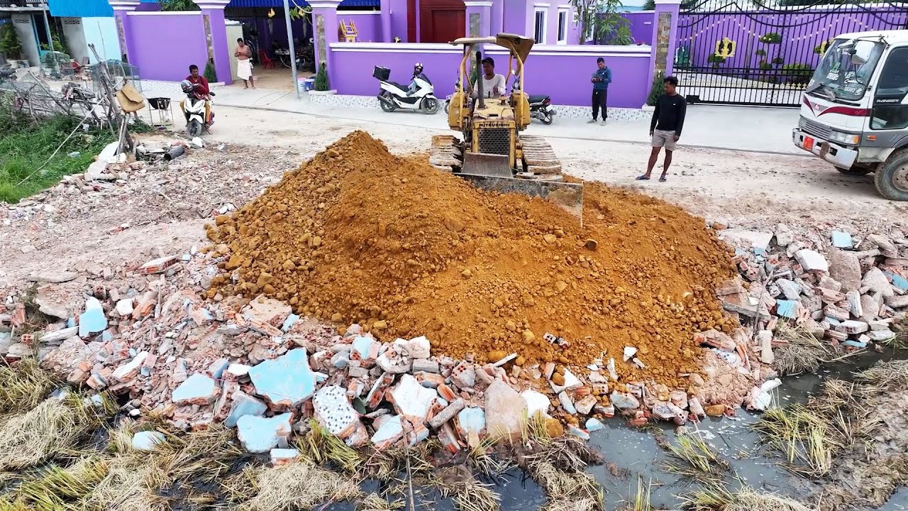 Start a new project first!  Filling the consumer land of Mitsubishi Mini dozer with 5 ton dump truck
