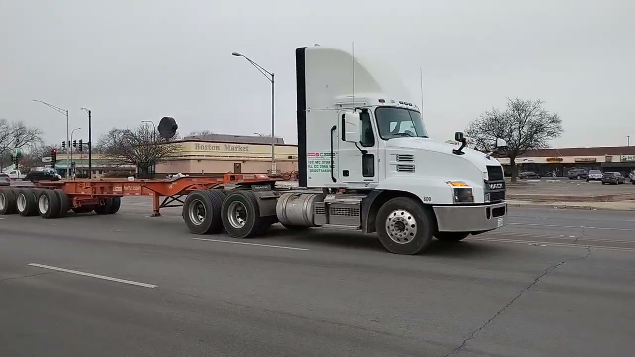Another trucker honked the horn in another Mack Semi Truck. Amazing horn show.