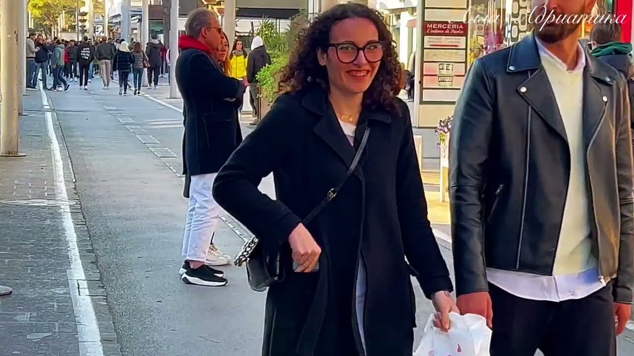 Moda di strada italiana/Riccione a piedi /Stile di strada primaverile🇮🇹