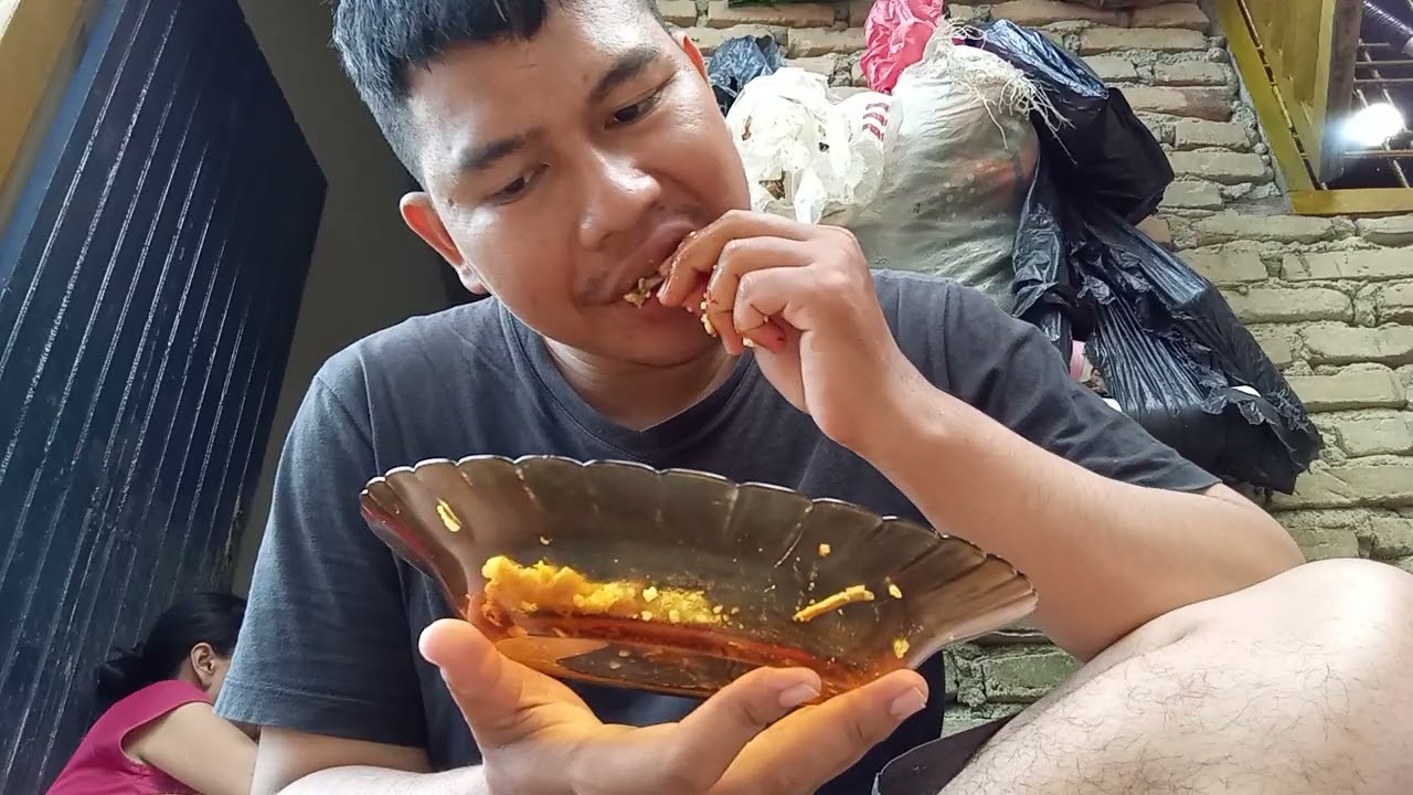 Makan siang enaknya di belakang rumah