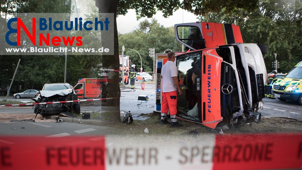 Rettungswagen der Feuerwehr Hamburg verunfallt auf Einsatzfahrt