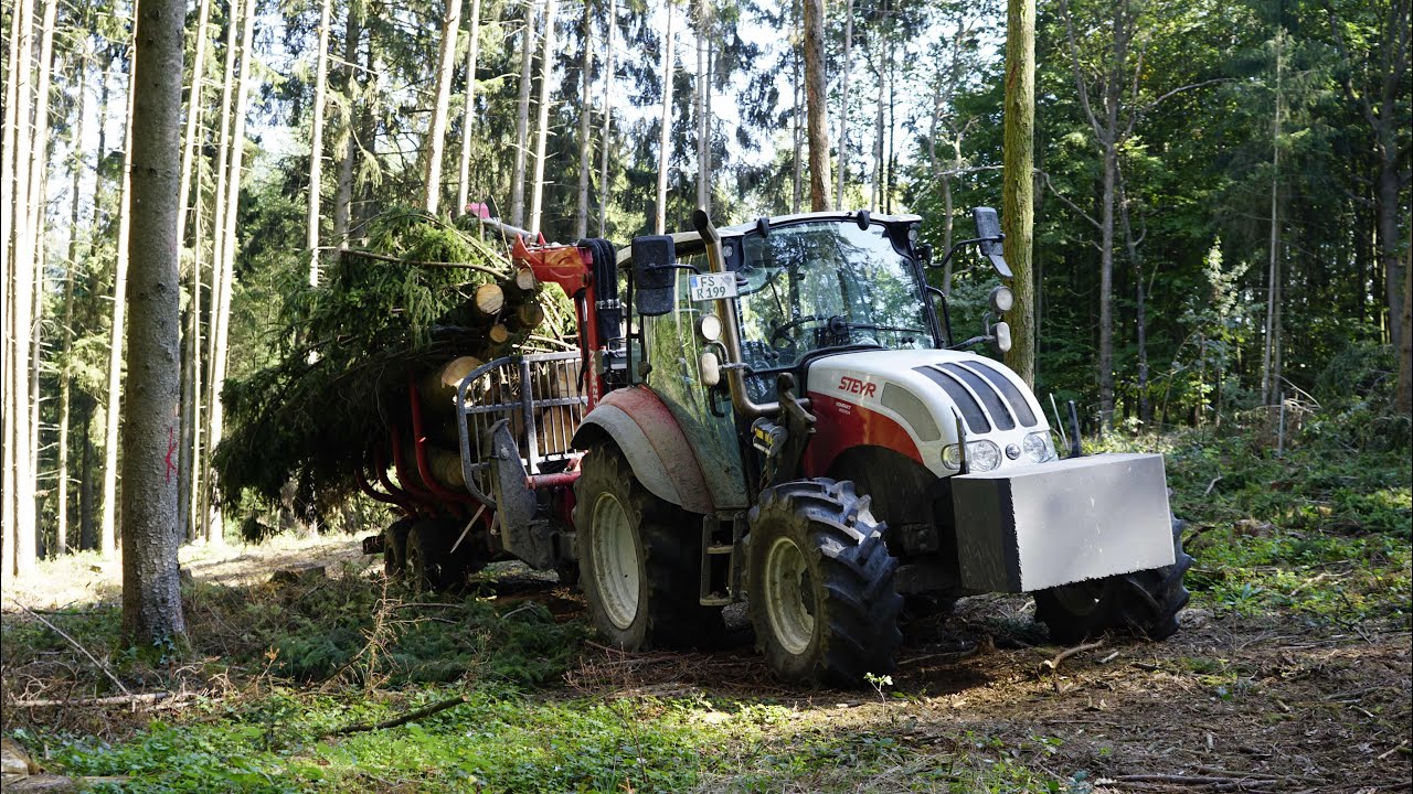 Holzrücken mit einem Steyr Kompakt 4120 Traktor und einem Krpan Rückewagen Forstwirtschaft