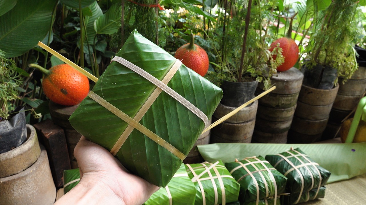 Cận cảnh đôi bàn tay 60 năm kinh nghiệm gói bánh chưng không cần khuôn