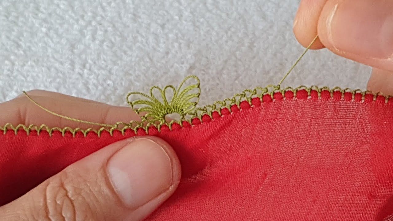 Kırmızı düz yazmaya ayrılmaz kalpler iğne oyası modeli