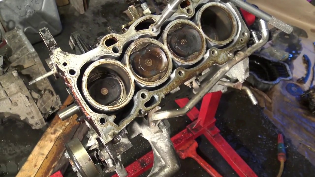 Cylinder head bolt thread damaged repair in car engine