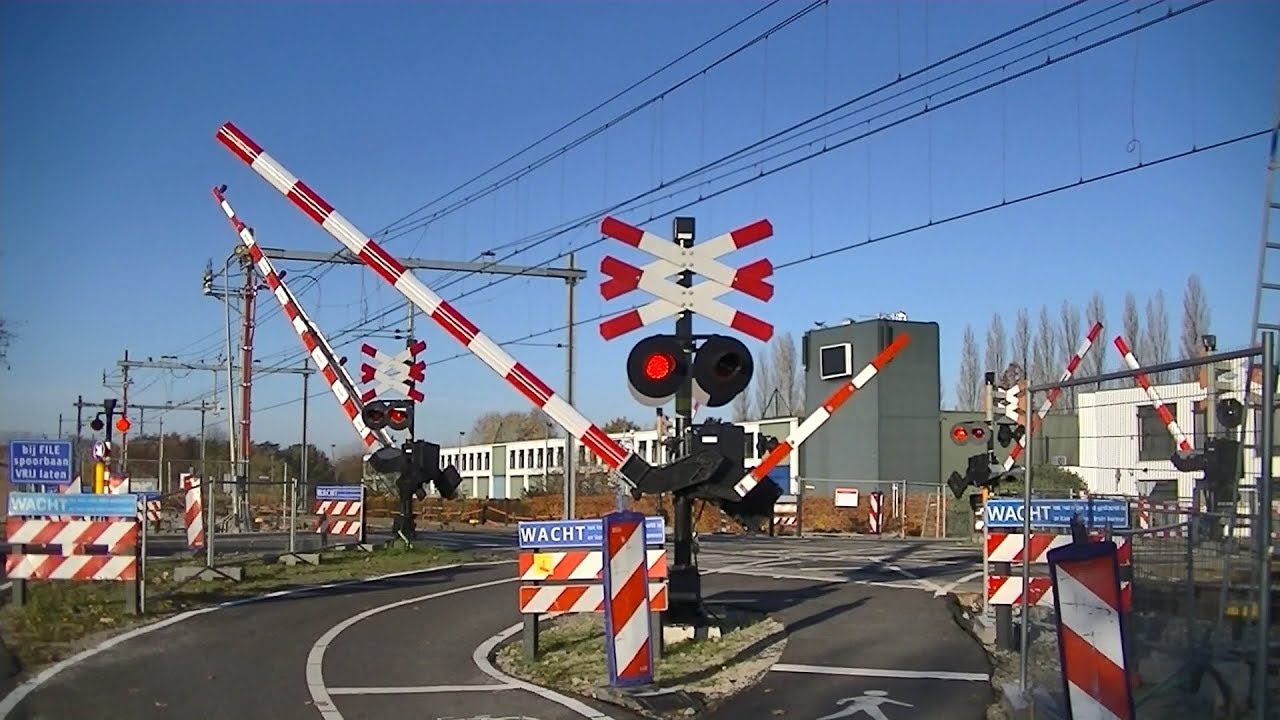 Spoorwegovergang Driebergen-Zeist // Dutch railroad crossing
