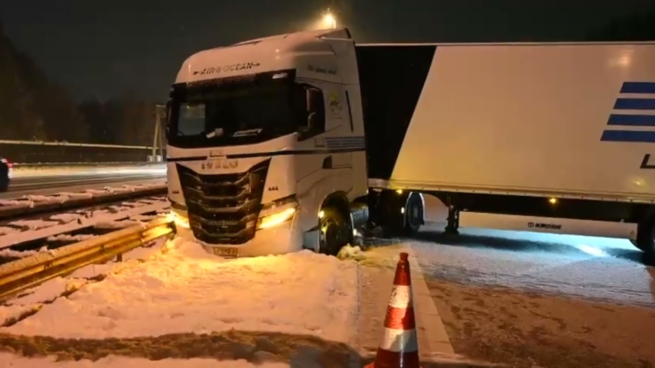 Vrachtwagen geschaard in de sneeuw op de A2 bij Nieuwegein