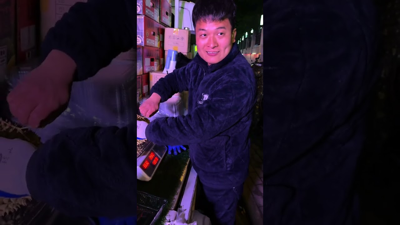 摆摊老公花9400拉满车榴莲，第一天夫妻俩一起摆摊卖看能卖多少钱#日常vlog #夫妻日常 #榴莲 #神奇的闲鱼 #闲鱼省钱神券