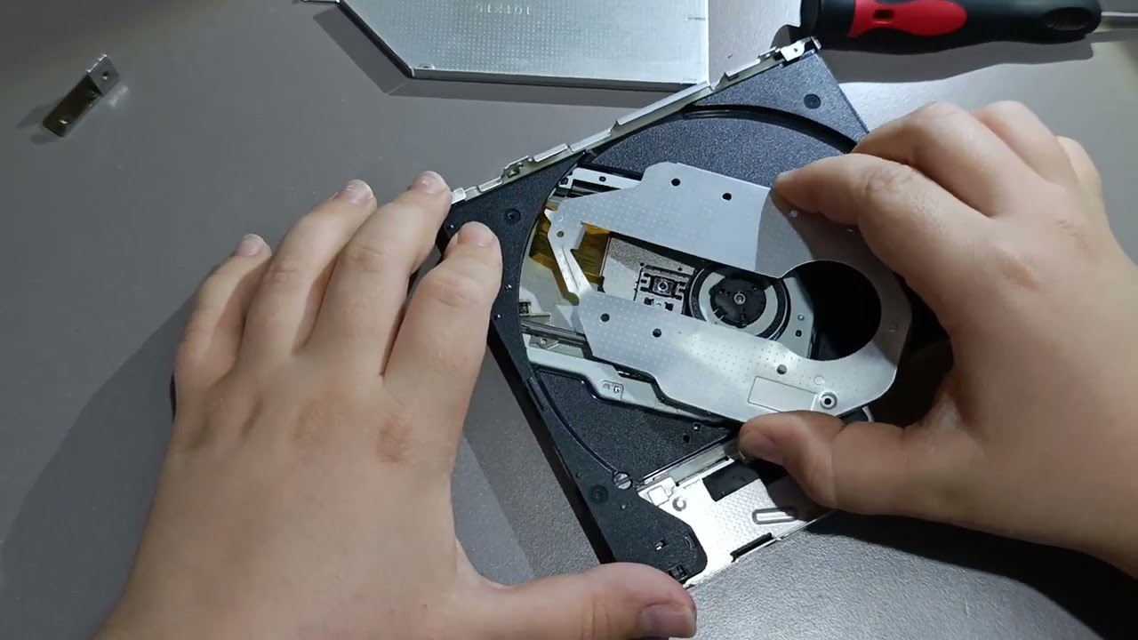 DVD player içini açtım.                         