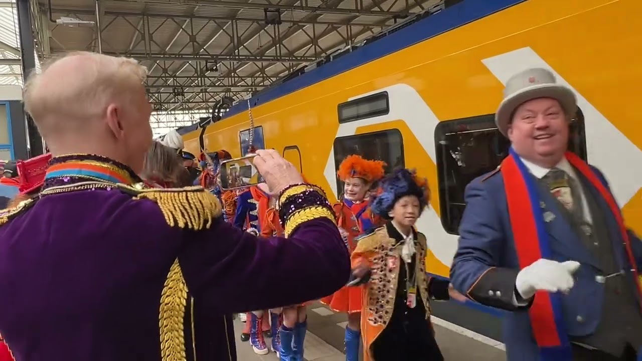 Aankomst op het station van onze Stadsprins Frivolicus en zijn gevolg