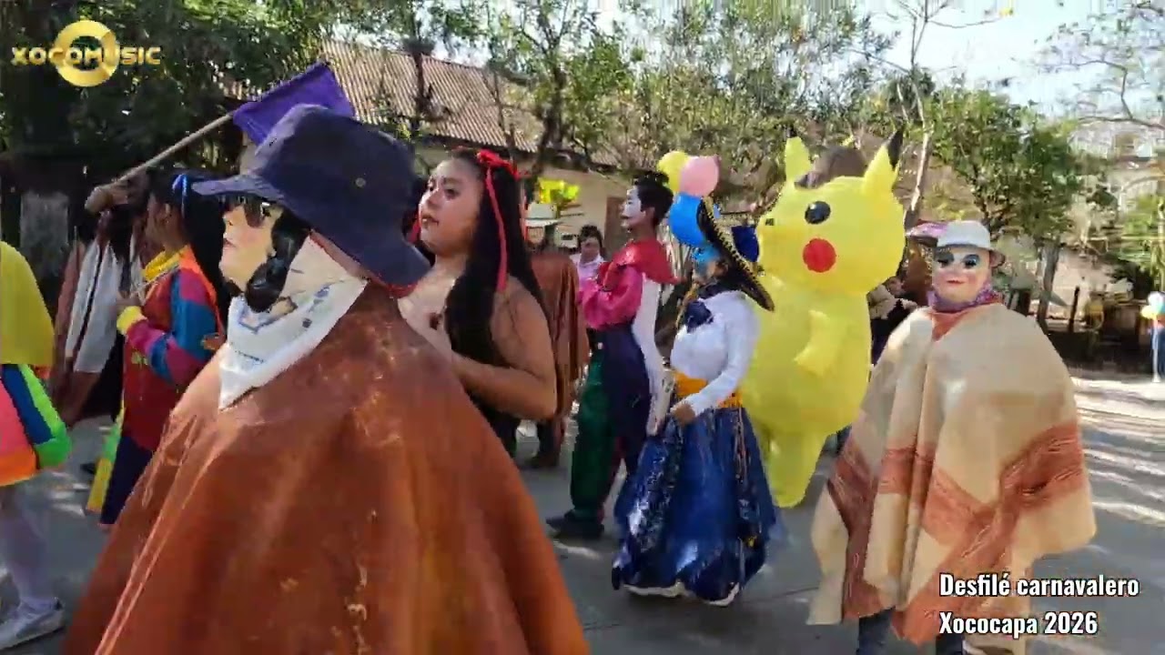 Desfile carnavalero desde la entrada de Xococapa, parciparon diferentes dependencias educativas.