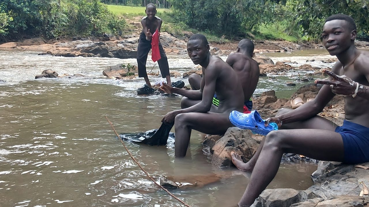 Снова ямайский парень!!😋 Наслаждаюсь купанием в реке Гуча в Найроби, Кения//я Марва//купаюсь