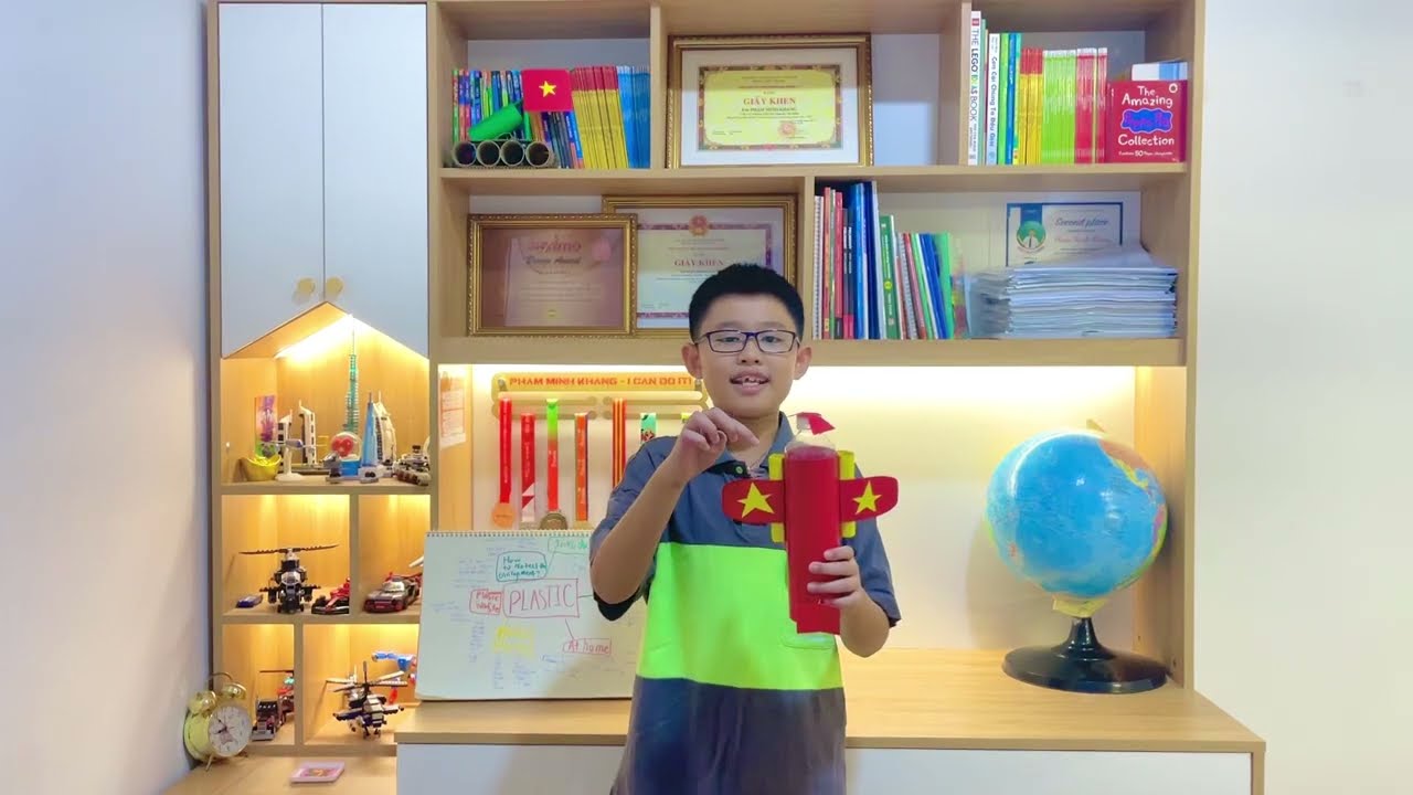 Bé 9 tuổi thuyết trình tiếng Anh chủ đề Plastic | Khang Pham