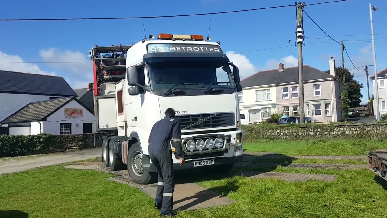Evans Brothers Thriller express being boarded on to summercourt ground 2015