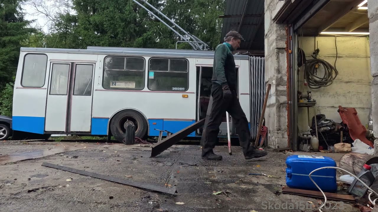 Wireless trolleybus part 22 - Engine removal