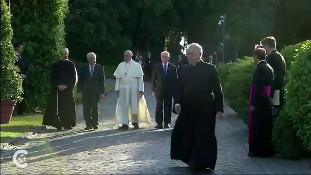 Pope, Peres, Abbas pray at Vatican