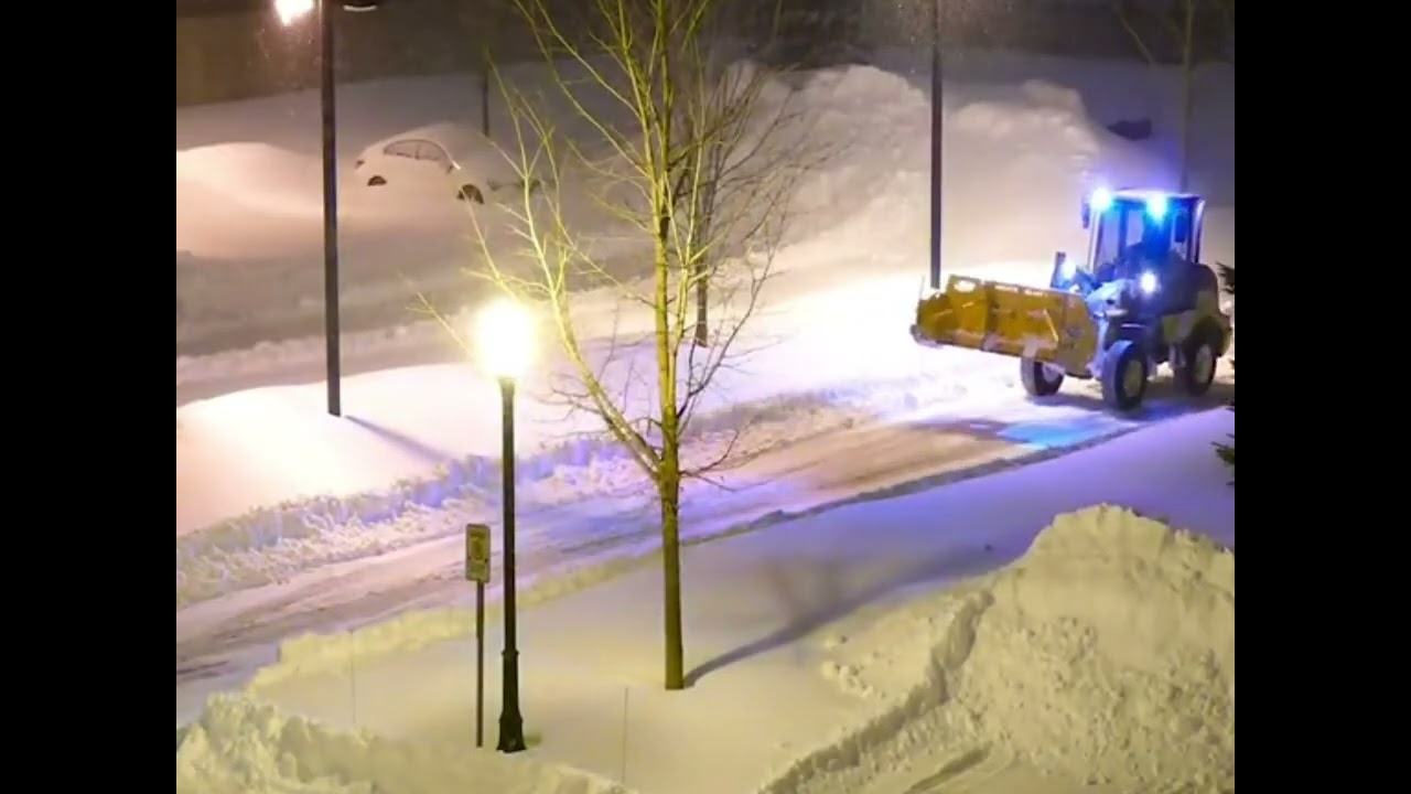 Can't get the car out of the parking lot due to 30cm of snow#snowremoval #snowplowing #roadcleaning