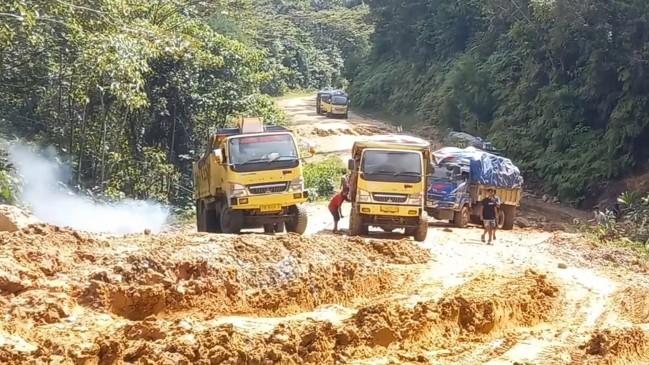 4x4 Mitsubishi Fuso Canter Truck In Mud Route Extreme Trail And All Stuck - Extreme Route Truck