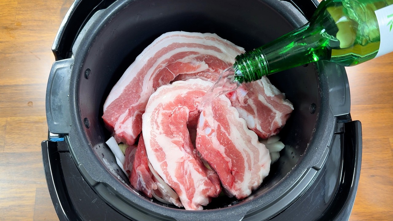 밥솥에 삼겹살과 소주를 부었더니 놀라운 요리가 완성됩니다! 맛있는 소스까지 대박이네요