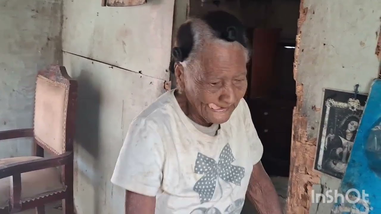Llevando una comprita a doña Antonia en Hato Viejo un campo de Jarabacoa, La Vega, Rep.Dom.