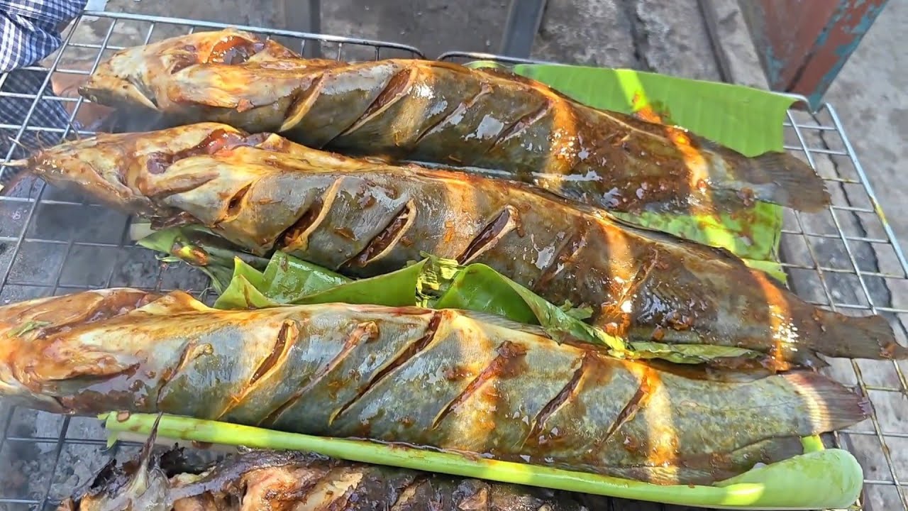 กินข้าว ปลาดุกย่าง ใส้ต้ม แจ่วแซ่บๆ ต้มยำกุ้งกันครับ