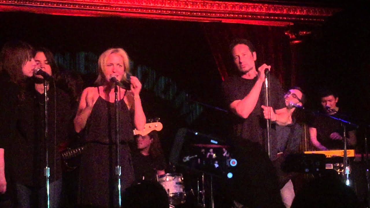 David Duchovny and Gillian Anderson sing 