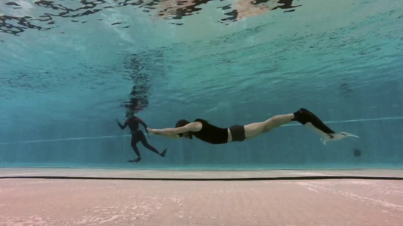 Temps Suspendu. Vidéo d'apnée avec une monopalme unique