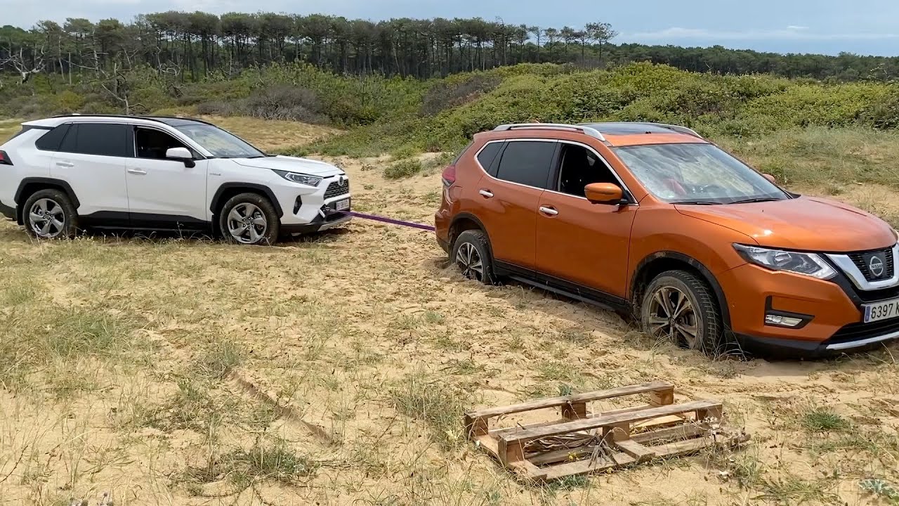 Nissan X-Trail T32/Toyota RAV4 offroad EMPANZADO (Video sin edición)