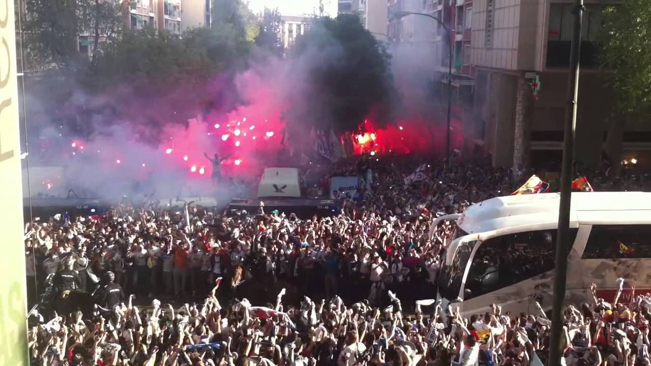 Real Madrid - Bayern Munich | Recibimiento madridista al equipo.