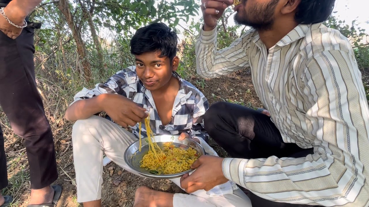 Khet me meggy 😂 dekho piyush kaise kha rha hai