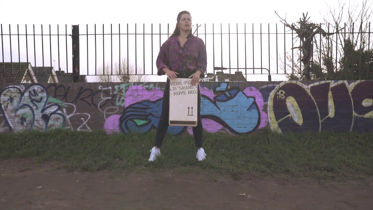 Emma King beats the SCHLAGWERK Move Box Cajon