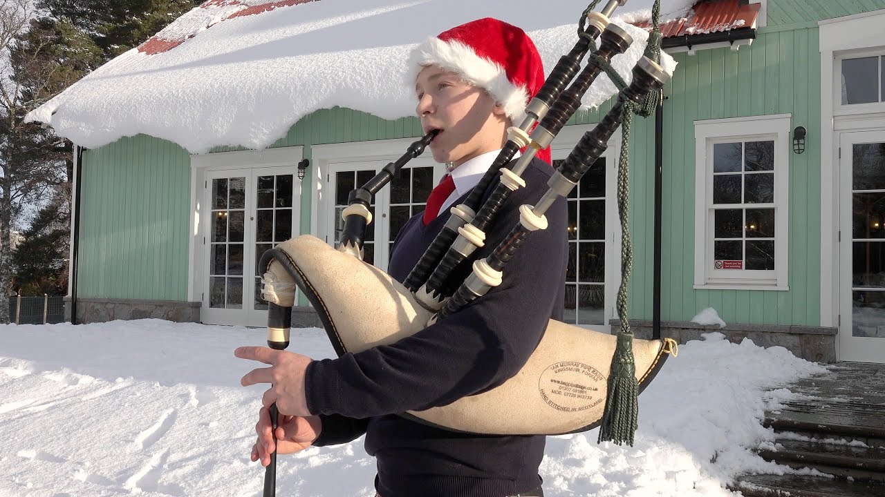 Piper Calan Daniels playing Lonely Loch nan Eun outside Games Pavilion for 2022 Christmas Festival