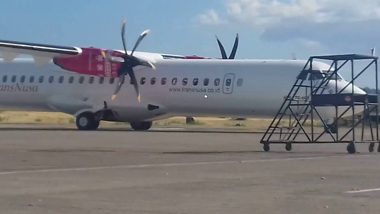 TransNusa ATR 72/600 Lending perdana di bandara Eltari Kupang