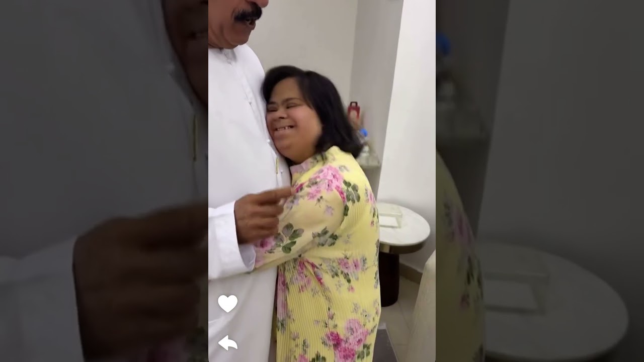 ابوي يدلع امونه وجايب ليها وعصير وامونه استحت😂😭😭