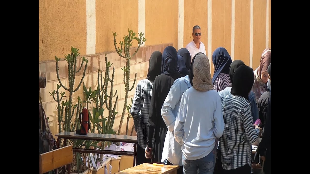 صدى البلد | تفتيش ذاتي باليد لفتيات مدرسة جمال عبد الناصر الثانوية قبل امتحان الاقتصاد