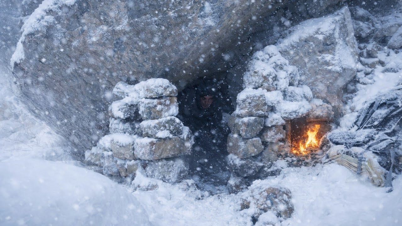 Caught in a winter blizzard/Building a solo survival shelter in heavy snow under a Giant rock